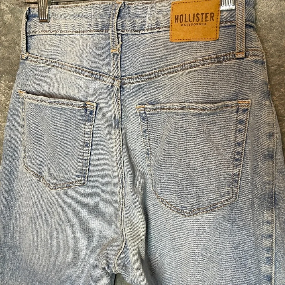Hollister Women 90s Loose Curvy Ultra High Rise Dad Light Wash Denim Jean 3